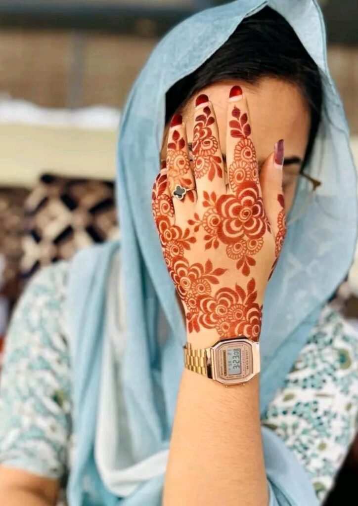 stylish back hand mehndi design